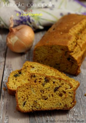 Plumcake con cipolle, olive e curcuma