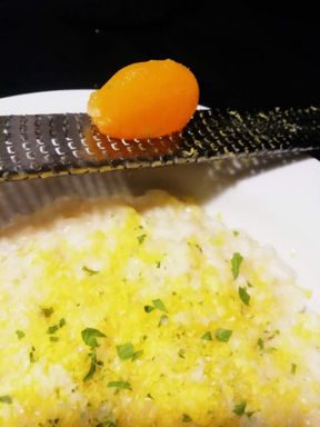 Risotto alla parmigiana con tuorlo marinato. La ricetta del lunedì.