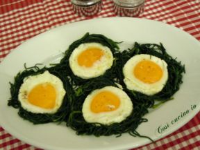 Uova all’occhio di bue in nido di agretti