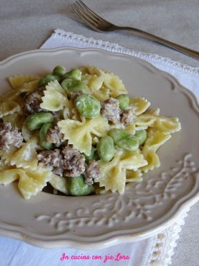 Pasta con salsiccia fave e panna