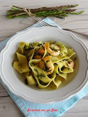 Pasta con asparagi e gamberi