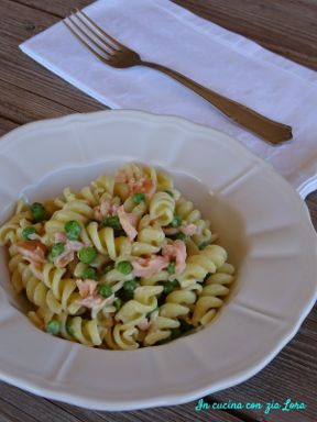 Pasta con piselli e salmone affumicato