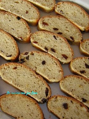 Pane di mosto con uvetta e mandorle