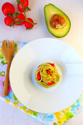 Spaghetti integrali al pesto di avocado