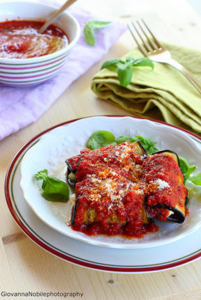 Involtini di melanzane farciti con scamorza affumicata, olive nere, capperi, uva passa e pinoli