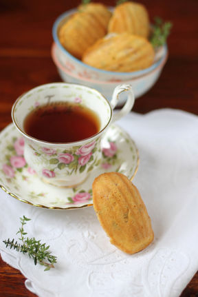 Madeleines con pancetta, feta e timo