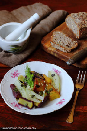 Carote colorate, finocchi e cipolle al vapore, condite con citronette con le barbine del finocchio e semi di finocchio e zucca