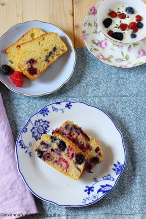 Cake ai frutti di bosco con crema allo yogurt, frutti di bosco, vaniglia e timo