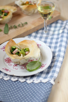 Cestini di pasta fillo farciti con zucchinette, fiori di zucca e prosciutto cotto