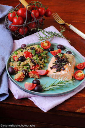 Cous cous con verdure ed erbe aromatiche e trancio di salmone al forno con pesto di olive nere