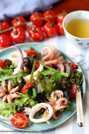 Insalata con calamari, moscardini, lattughini misti, fagiolini e pomodorini condita con pesto di basilico