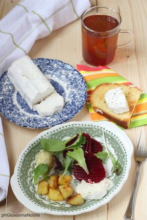 Insalata con patate arrosto, barbabietole e formaggio di capra