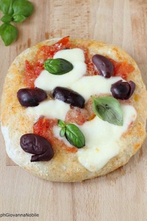 Pizza con sugo di pomodoro fresco, fior di late e olive greche