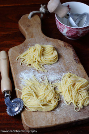 Tagliolini semi integrali all'uovo con sugo di radicchio, robiola e nocciole