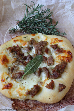 Pizzette semi integrali con crescenza, salsiccia, rosmarino, salvia e timo