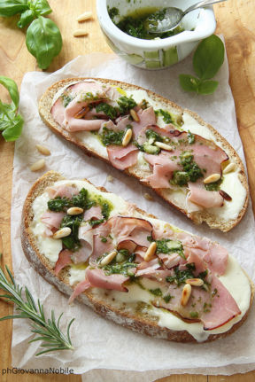 Bruschette di pane integrale con prosciutto cotto al basilico Lenti, crescenza e pesto leggero di basilico