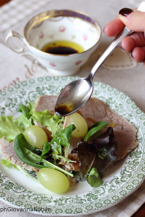 Girello di bovino Lenti con insalata misticanza e uva condita con vinaigrette all'aceto balsamico