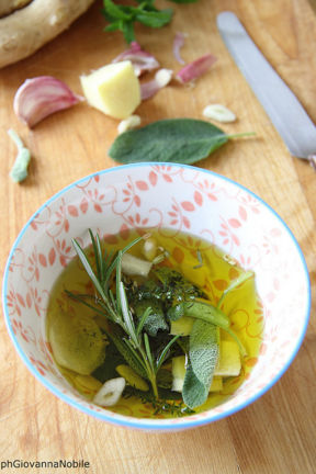 Olio extravergine d'oliva, aromatizzato con aglio, zenzero, salvia, menta e rosmarino