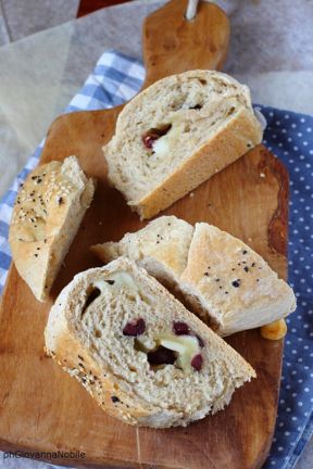 Chiocciola di farina semi integrale con pecorino toscano stagionato, provolone stagionato e olive greche