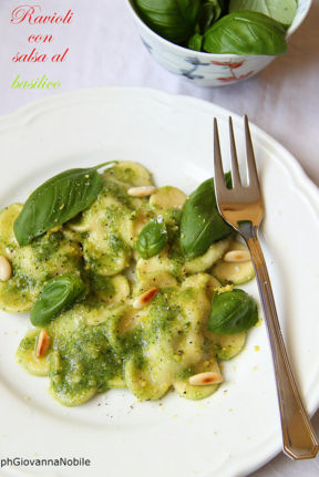 Antipasto con bacon Lenti, uova sode, feta e insalata novella. Ravioli di kamut farciti con ricotta, prosciutto cotto al basilico Lenti e agretti conditi con salsa al pesto leggero