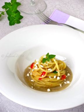 Spaghettoni con crema di melanzane, pomodorini e feta