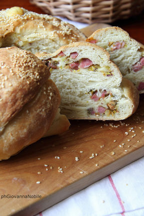 Ciambella salata di grano kamut, farcita con prosciutto cotto Rutichello Lenti, emmentaler e pistacchi