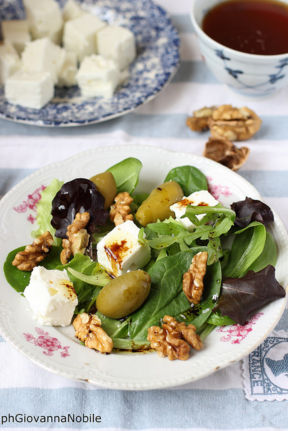 Gran mix gustoso con feta, olive verdi e noci
