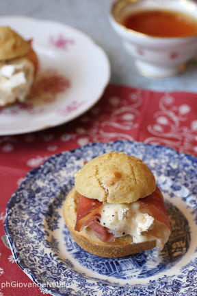 Muffin semi integrali farciti con prosciutto crudo e crema di gorgonzola dolce e torrone