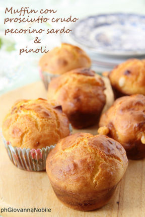 Muffin di kamut con prosciutto crudo, pecorino sardo e pinoli