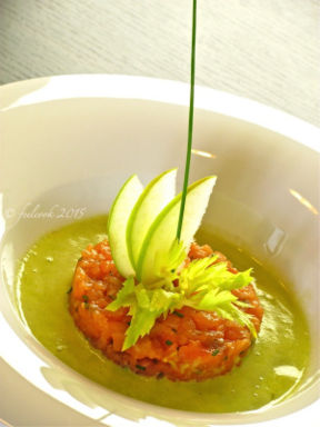 Tartare di salmone con zuppa fredda di sedano mela e limone