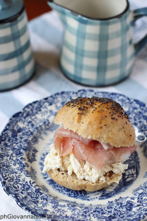 Panini al latte farciti con lardomagro e crema di robiola e nocciole