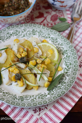 Baccalà tiepido con patate croccanti, paté di olive e chicchi di mais