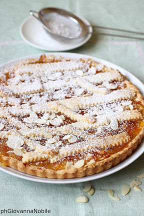 Crostata con marmellata di arance e mandorle abbinata a crema pasticcera alla vaniglia