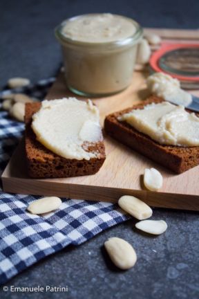 Burro di mandorle ricetta