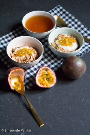 Granola, yogurt e frutto della passione ricetta