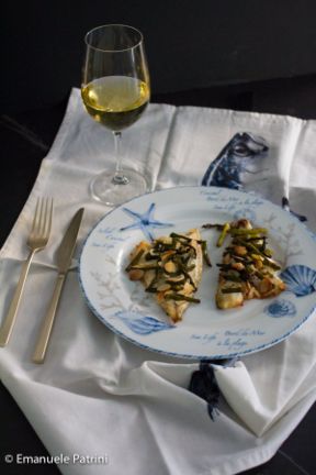 Filetto di orata con asparagi e mandorle ricetta