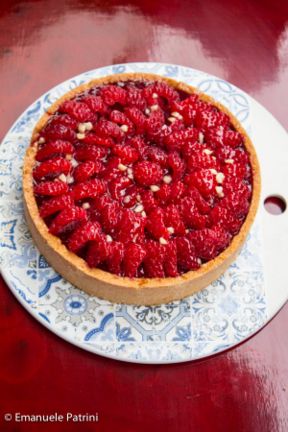 Crostata moderna lamponi e mandorle ricetta