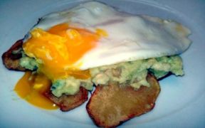 Tortino imperfetto di patate fritte, salsa guacamole, uova all’occhio di bue e Gavi del comune di Gavi