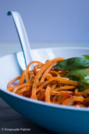 Spaghetti di carote e pesto ricetta
