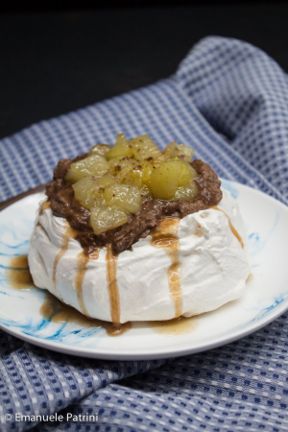 Pavlova pere e cioccolato ricetta