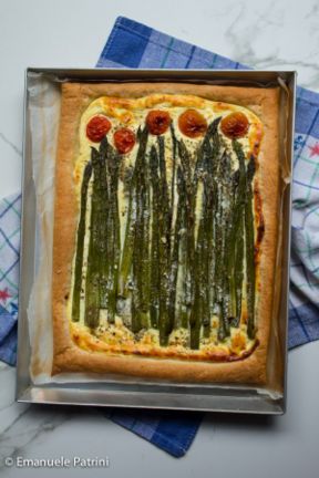 Pizza bianca di sfoglia con asparagi ricetta