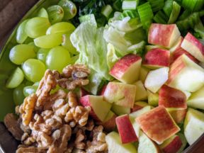 Waldorf Salad – Insalata con Mele, Noci, Sedano & Uva