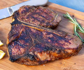 Bistecca alla fiorentina uno dei piatti più conosciuti e apprezzati della cucina toscana.