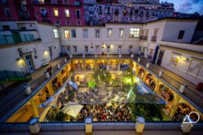 Qucine sociali nella Corte dell'Arte a Napoli