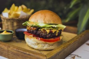 Queen Makeda Grand Pub per il National hamburger day