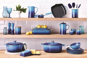 Le Creuset presenta il nuovo colore Azure Blu