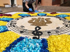 A Castelraimondo il rito dell’Infiorata tra petali e sapori