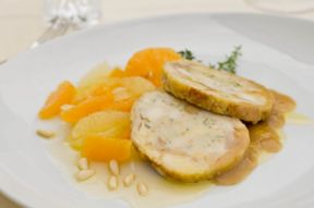 cappone con pinoli su insalata di agrumi