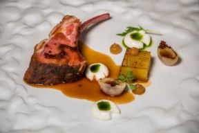 Agnello arrosto con cipollotto caramellato