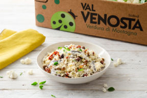 Cous cous di cavolfiore con alici capperi olive e pomodori secchi